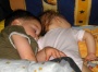Die schlafenden müden Kinder Pascal und Riane.