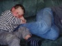 Axel und sein Vater: auf dem Sofa eingeschlafen.