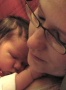 Die schlafende Hannah (neun Tage alt) mit ihrer Mama.