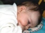 Jana (vier Monate): Beim Schlafen sollte möglichst die ganze Hand in den Mund.