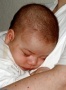 Jan Mattis zufrieden auf dem Arm, neun Wochen alt.