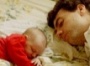 Der schlafende Leander Pietro (zwei Wochen) mit seinem Papa.
